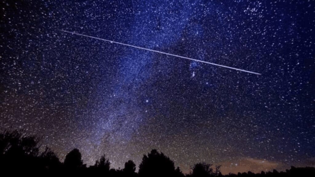 Conoce cómo y cuándo observar la lluvia de meteoros Úrsidas 2025.