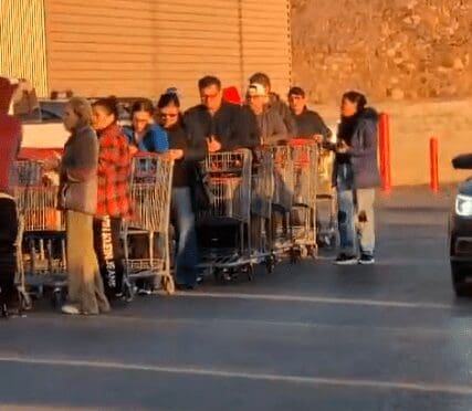 Desde las 6 de la mañana hacen fila por boyos y pasteles en Costco