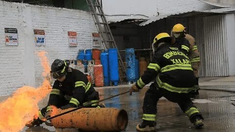 Bomberos emiten recomendaciones por uso de gas y calentones en Nochebuena