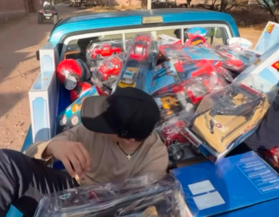 Familia Aguilar y Christian Nodal regalan juguetes y desatan críticas en redes