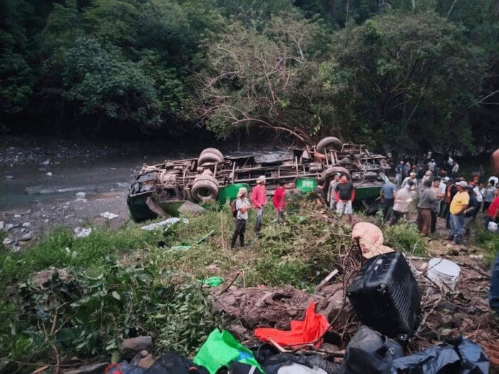 Accidente carretero en Zontecomatlán, Veracruz, deja ocho muertos y 19 heridos.