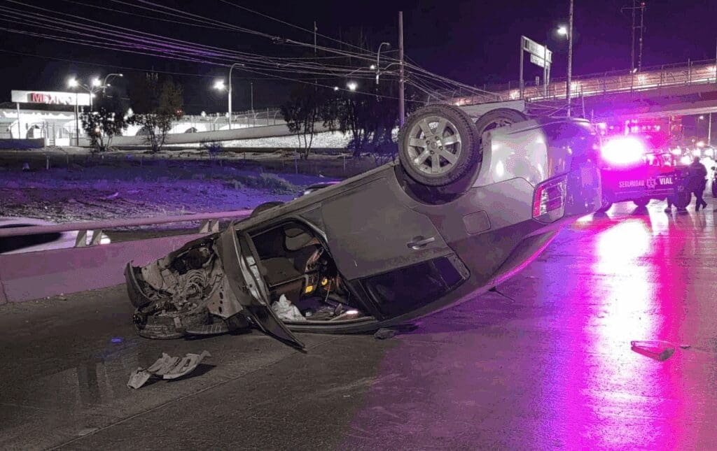 Accidente vial ocurrió de madrugada cuando un conductor se quedó dormido al volante y provocó una volcadura en Bernardo Norzagaray.,