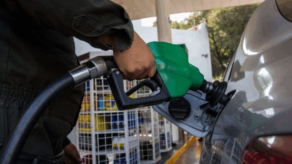 Gasolina se mantendrá debajo de 24 pesos pese al aumento del IEPS