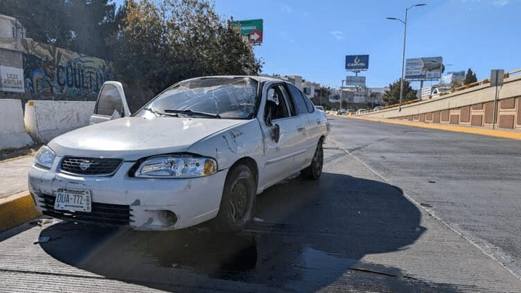 Joven pierde el control y vuelca su vehículo en avenida Cantera