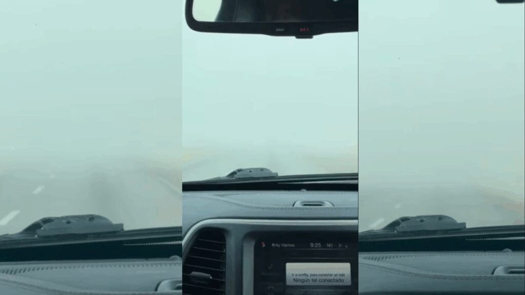 Densa neblina vuelve casi invisible la carretera Chihuahua–Juárez