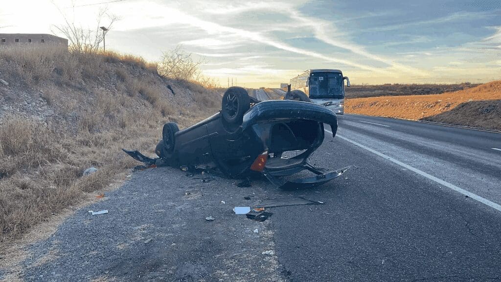 Pierde control y vuelca en la carretera a Juárez
