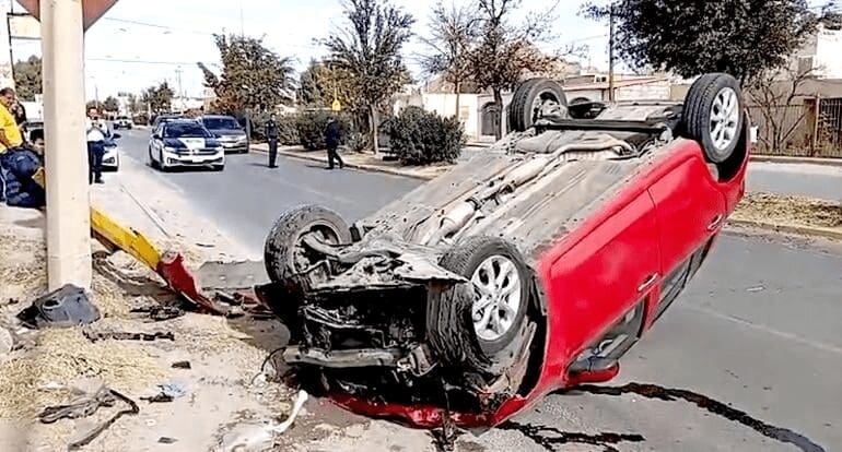 Joven vuelca su auto tras chocar en la Heroico Colegio Militar
