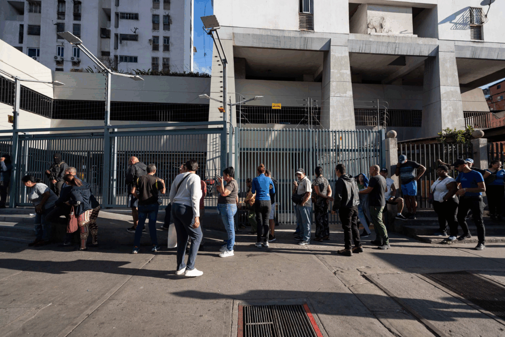 Venezolanos adoptan medidas preventivas ante la incertidumbre política tras la salida de Nicolás Maduro.