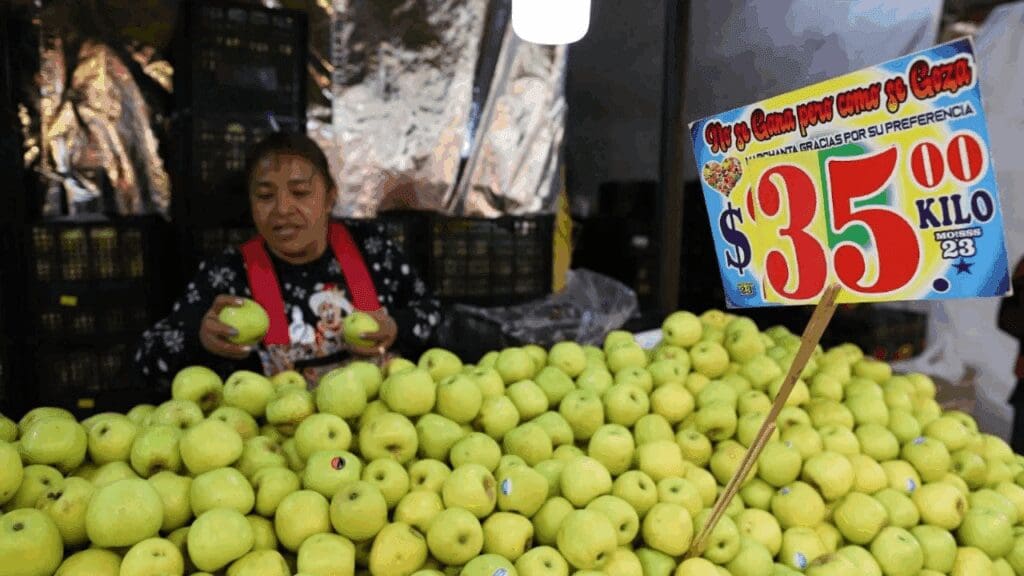 México abre investigación antidumping por manzanas importadas de EU.