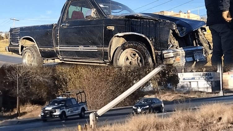 Pick up choca contra poste de CFE en la CH-P