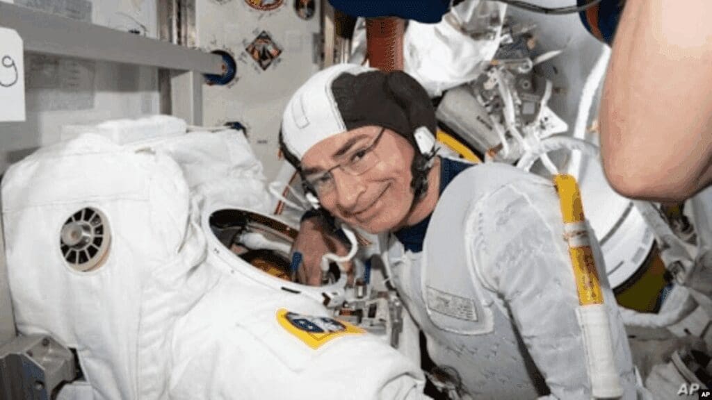 NASA pospone caminata espacial por situación médica estable.