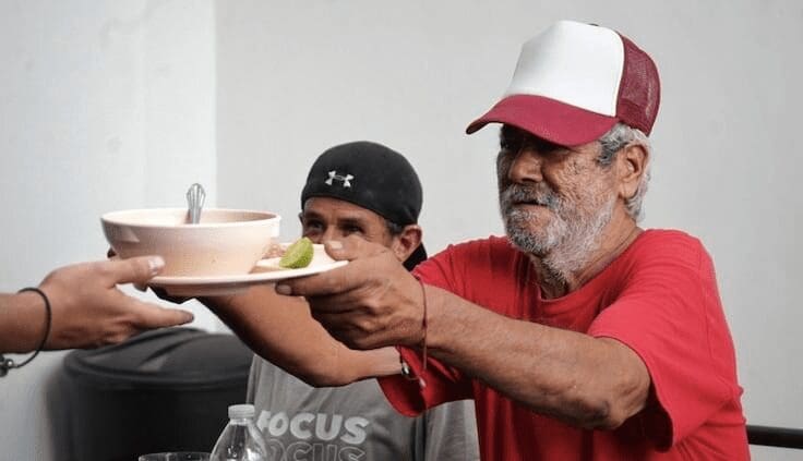 Habilitan comedores comunitarios como refugio ante el frío en Chihuahua.