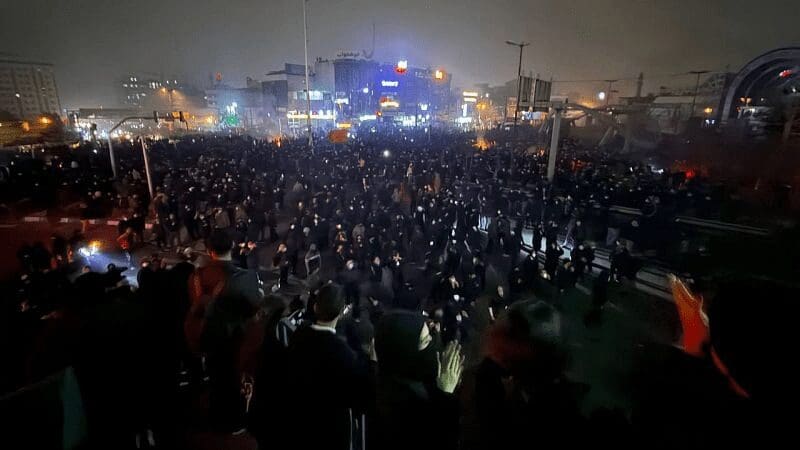 Irán advierte que Israel y Estados Unidos serán objetivos militares si es atacado, mientras crecen las protestas internas y el número de muertos supera los 200.