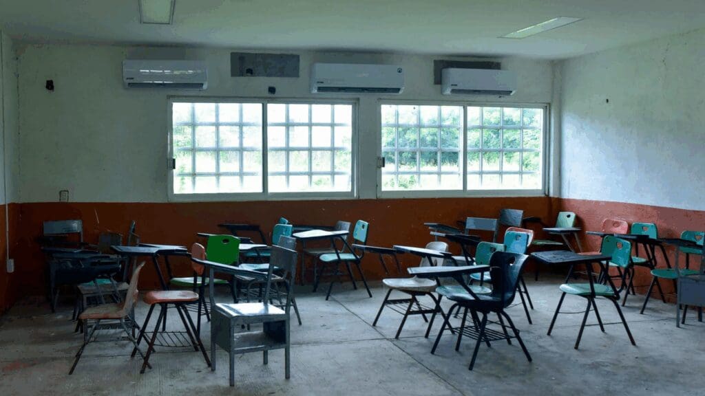 Maestros acudieron a laborar pese al frío, pero no hubo asistencia de alumnos en primaria Agustín Melgar por bajas temperaturas.