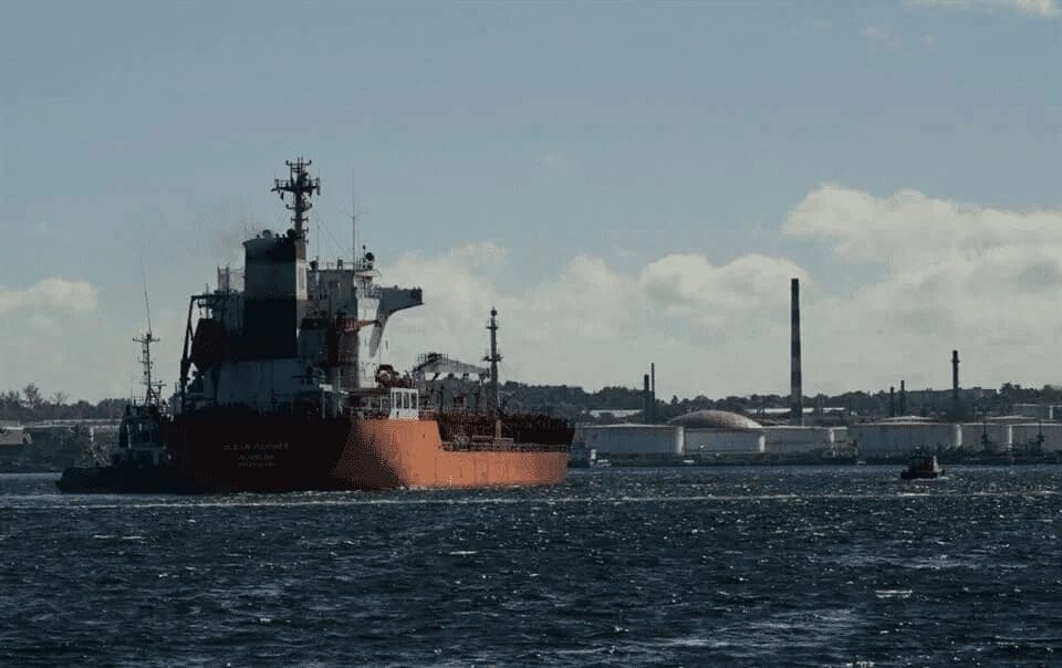 Un nuevo petrolero con crudo mexicano llegó a Cuba en medio de tensiones con Estados Unidos y la crisis energética venezolana.