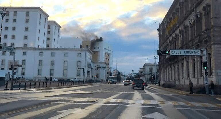 Columna de humo genera alarma en edificio Héroes de la Revolución
