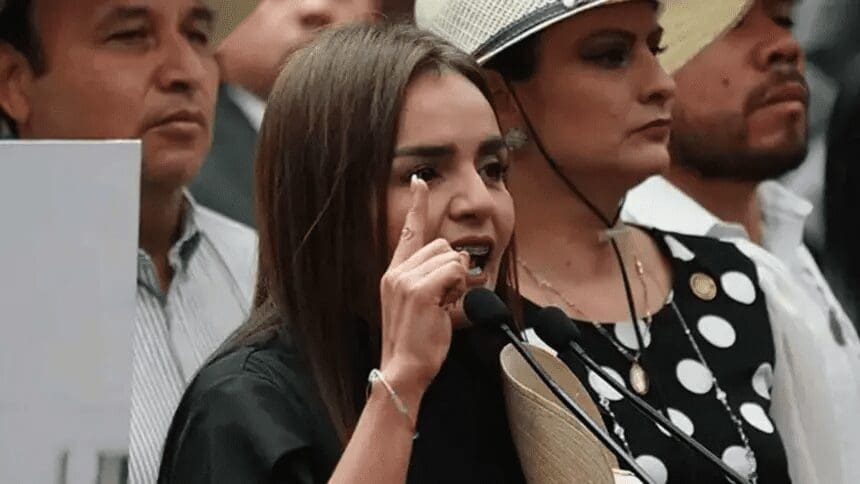 Grecia Quiroz niega que exfuncionario detenido por el asesinato de Carlos Manzo perteneciera al Movimiento del Sombrero.