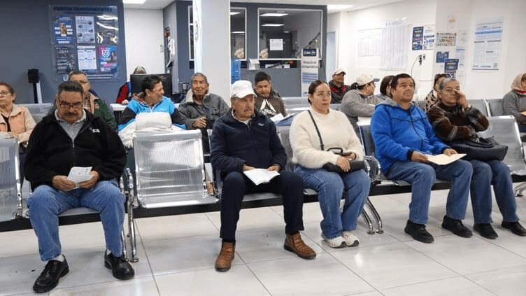 Puntuales contribuyentes llegan desde la 1 am a pagar el predial