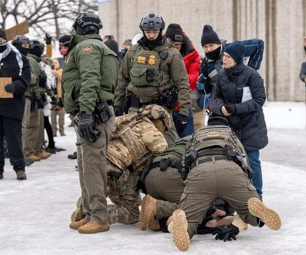 Trump respalda a agentes del ICE y promueve la inmunidad absoluta tras operativo mortal.