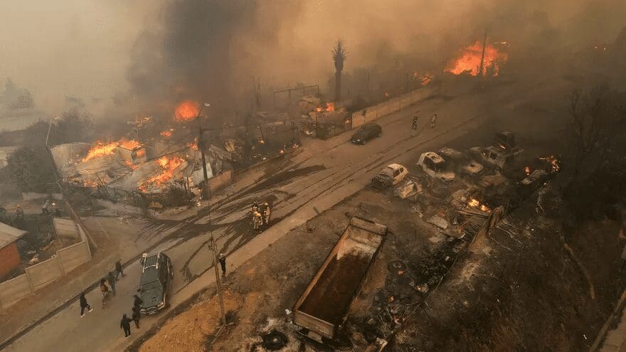 Incendios forestales en Chile dejan muertos, evacuados y comunidades destruidas.