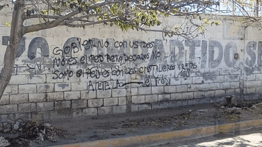 Localizan narcomensaje en barda de secundaria en la colonia El Palomar.