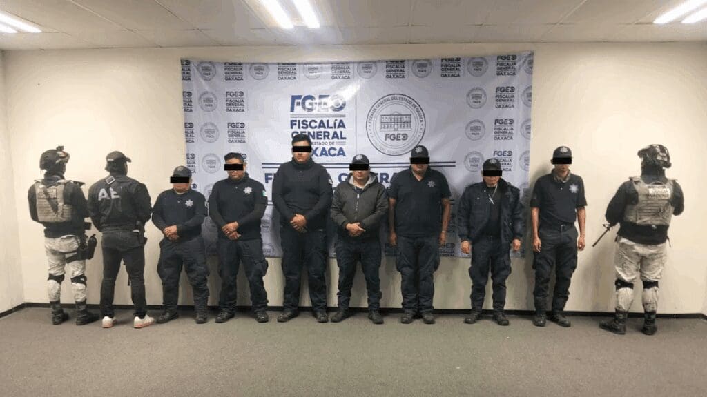 Fiscalía de Oaxaca detiene a siete policías por homicidio de un menor.