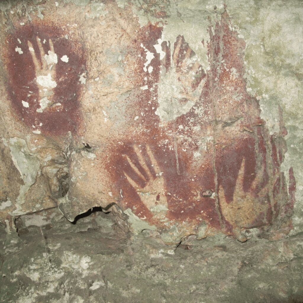 Un esténcil de mano en Indonesia podría ser el arte rupestre más antiguo del mundo, con casi 68 mil años de antigüedad.
