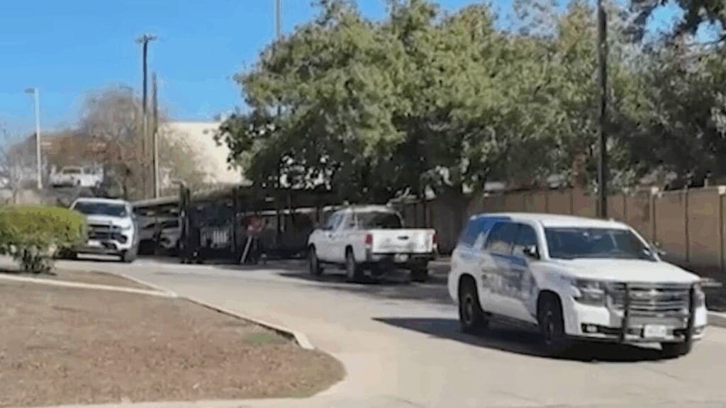 ICE realizó un operativo migratorio en fraccionamientos de El Paso, Texas, cercanos a la frontera con México.