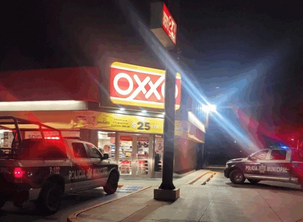 Asalto con machete en Oxxo de Cuauhtémoc deja pérdidas por 8 mil pesos.
