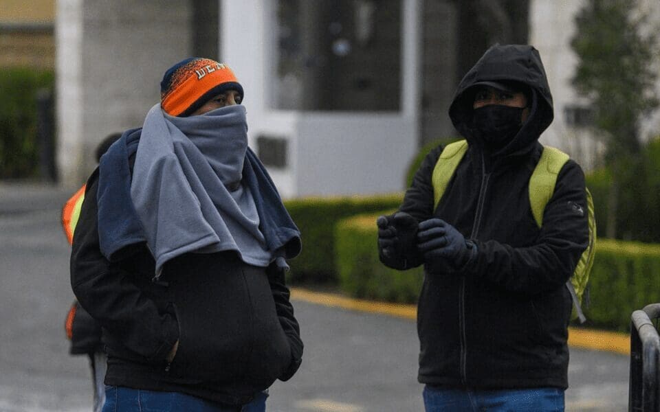 Protección Civil recomienda vestir en capas por frío extremo