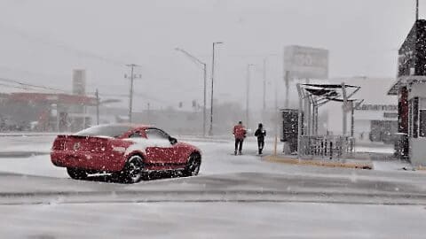 Una fuerte nevada se registra en Ciudad Juárez desde la mañana, alcanzando diversas zonas y provocando recomendaciones de Protección Civil.