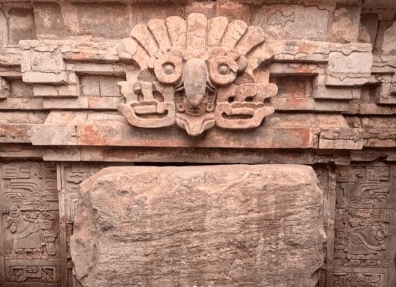 INAH descubre tumba zapoteca de más de 1,400 años en Oaxaca, considerada el hallazgo arqueológico más importante de la última década.