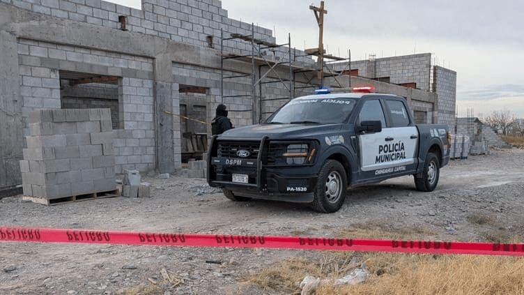 Hallan a un hombre sin vida y amarrado a un andamio en una obra en construcción de Rancho Enmedio; autoridades municipales acordonaron la zona.
