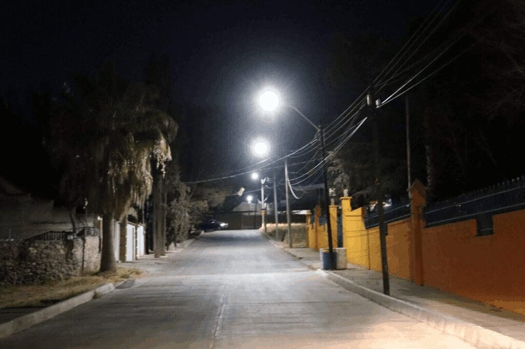 Concluyen trabajos de instalación de alumbrado LED en Labor de Terrazas y Campestre del Bosque, beneficiando a 571 habitantes con mayor seguridad y mejor iluminación.