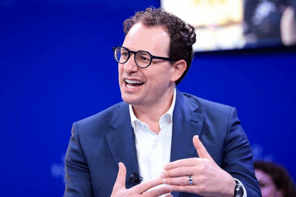 Dario Amodei, CEO de Anthropic, advierte que la inteligencia artificial avanzada plantea riesgos existenciales y que la humanidad no está preparada para afrontarlos.