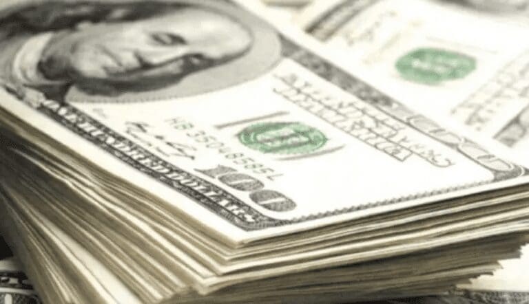 El dólar cae a su nivel más bajo en casi cuatro años por tensiones políticas y presión sobre la Fed.