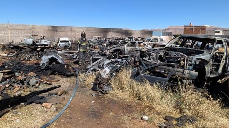 Incendio en un corralón de Granjas del Valle dejó al menos 20 vehículos con daños materiales en la ciudad de Chihuahua.