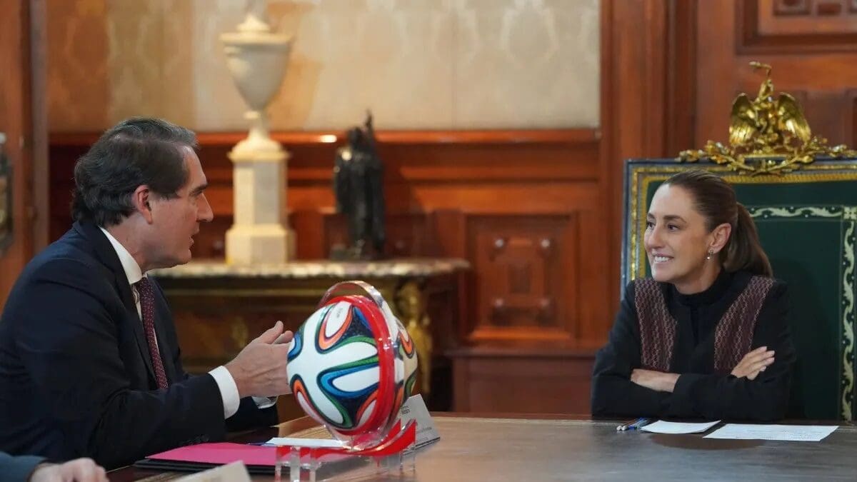 Claudia Sheinbaum anunció una inversión de 6 mil millones de dólares de Coca-Cola y confirmó la llegada del trofeo del Mundial 2026.