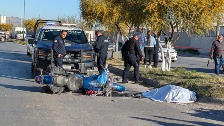 Motociclista de 50 años murió tras choque en Quinta Real y Paseos del Pinto, en Chihuahua.