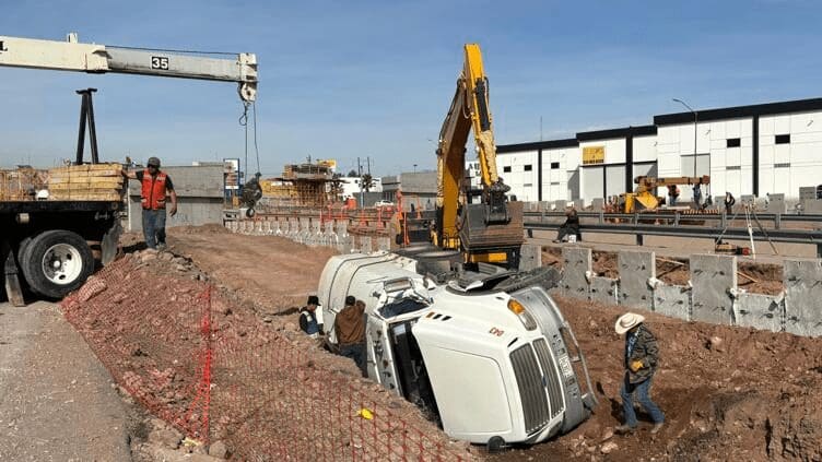 PIPA, VOLCADURA, ACCIDENTE, NOGALES, INDUSTRIAS, PUENTE, CONSTRUCCIÓN, VIALIDAD, CHIHUAHUA, TRÁFICO