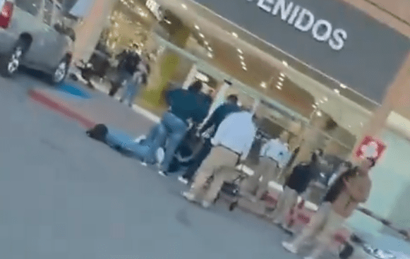 Hombre de 59 años fallece por infarto fulminante en el estacionamiento de Fashion Mall; paramédicos intentaron reanimarlo.