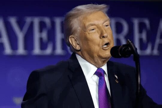 Trump comparte y borra video racista sobre los Obama tras ola de indignación
