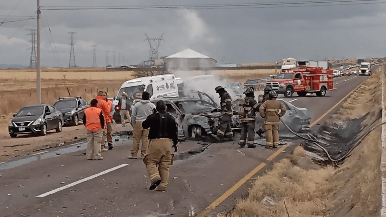 Choque entre una Explorer y un Cadillac genera incendio y tráfico en la carretera a Cuauhtémoc.