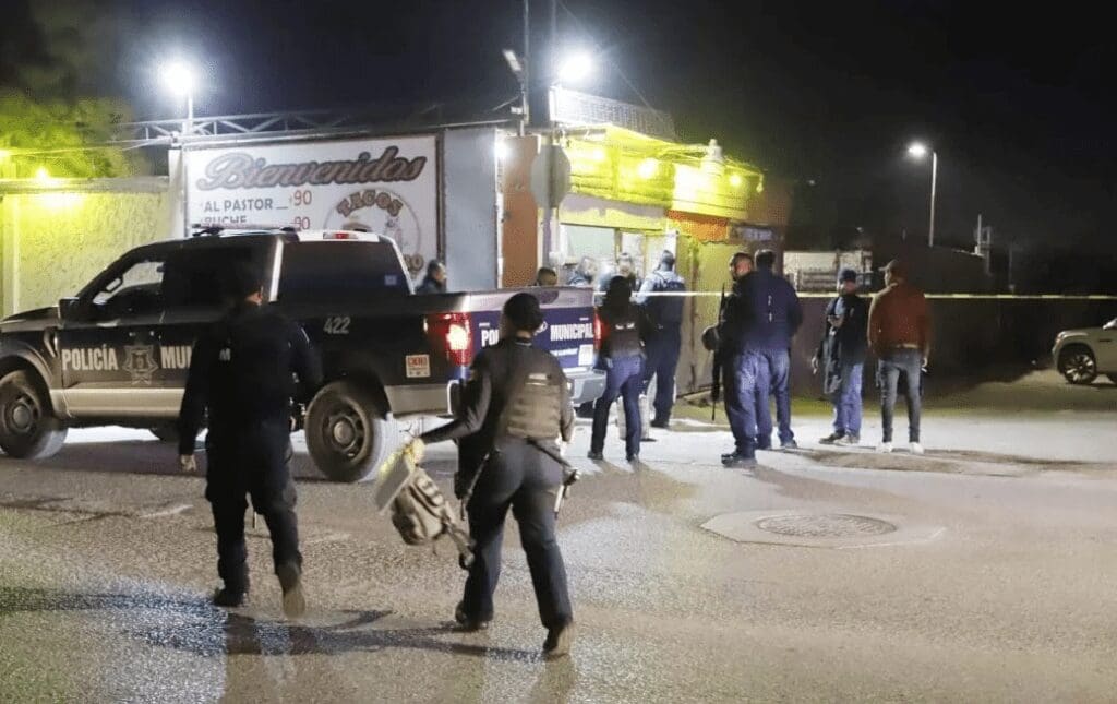 Hombres armados irrumpen en taquería de Valle del Sol y privan de la libertad a un cliente.