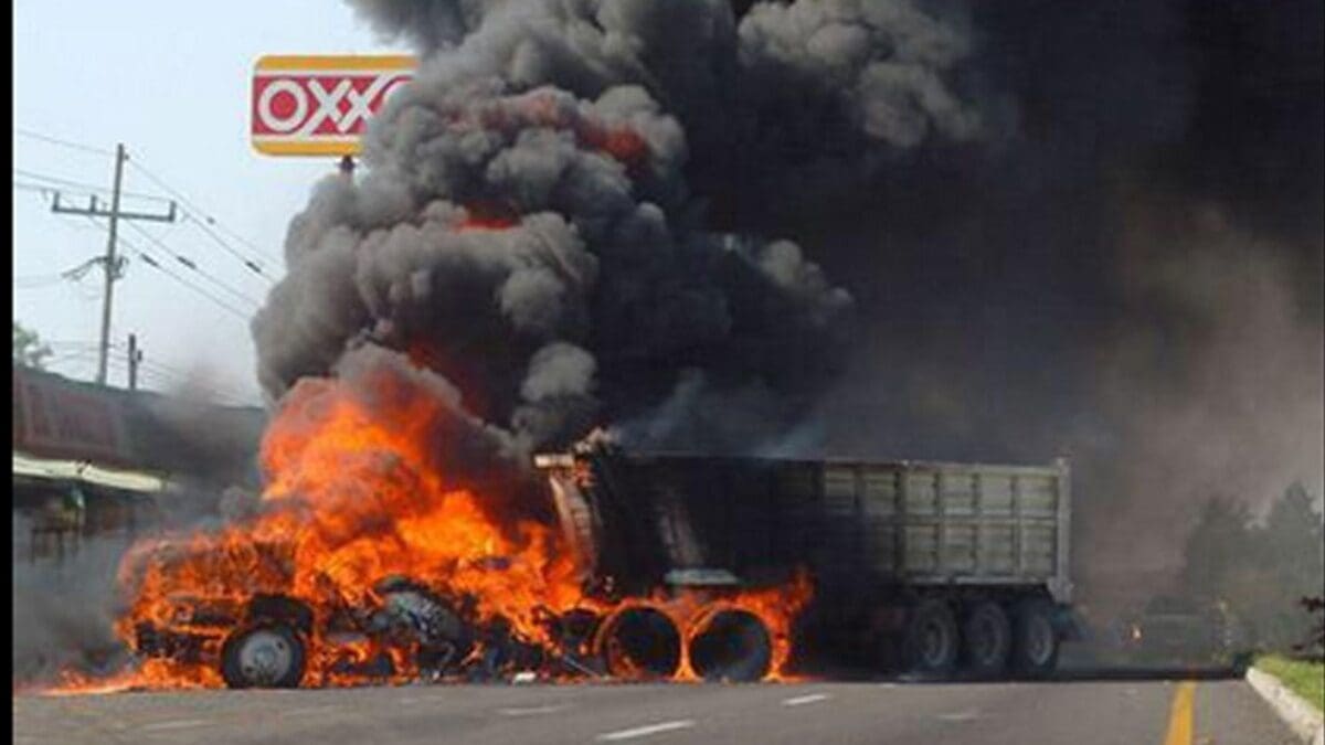 Operativo federal en Tapalpa desató narcobloqueos y enfrentamientos en Jalisco; activan código rojo y mesa de seguridad.