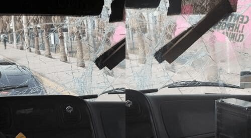 Usuarios denunciaron una unidad de la ruta Tec II que circulaba con el parabrisas estrellado y sostenido con tablas.