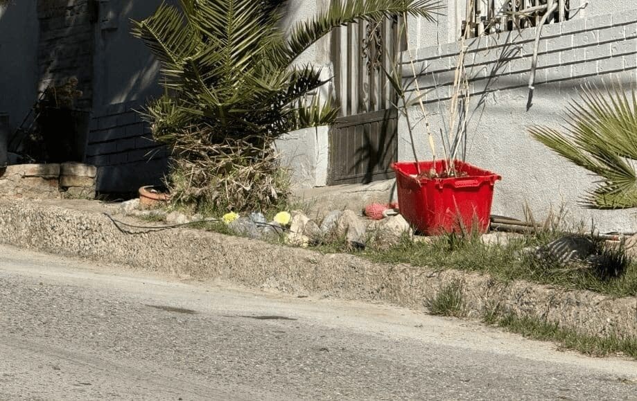 Dejan corona fúnebre con amenazas de muerte a propietario en la colonia Obrera.