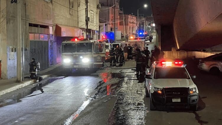 Joven muere calcinado debajo de un puente en la Colón y Canal; autoridades investigan el incendio y realizan las diligencias correspondientes.