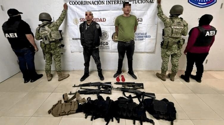 Cateo en Parral deja dos detenidos y asegura fusiles de asalto y vehículos.
