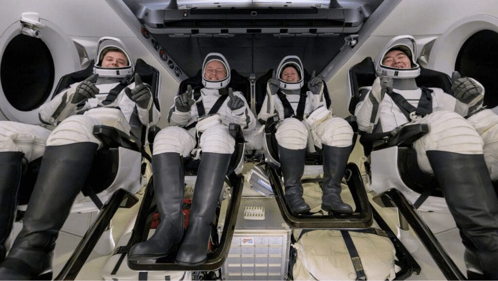 Crew-12 llega a la Estación Espacial Internacional y restablece la tripulación completa.
